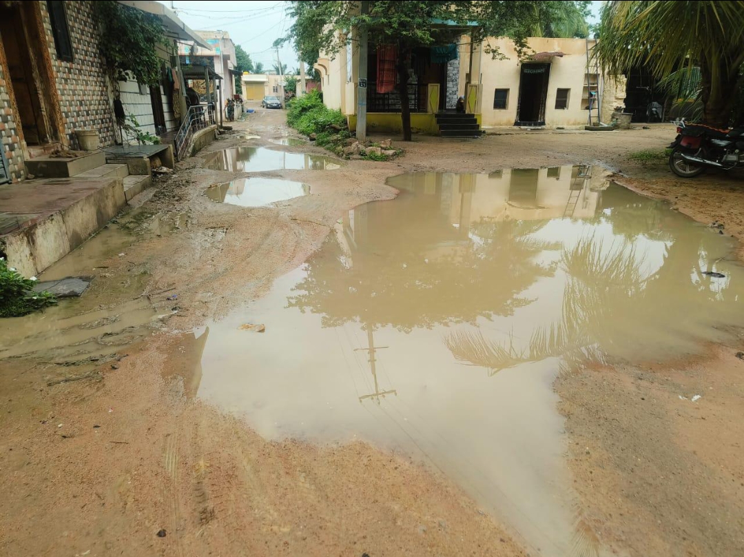 ಜನ ಸಂಚಾರಕ್ಕೆ ಅಡ್ಡಿಯಾದ ಮಳೆಯ ನೀರುಹಗಲು ಹೊತ್ತಿನಲ್ಲಿ ಮಾಯವಾದ ರಸ್ತೆ. ರಸ್ತೆಯನ್ನು  ನುಂಗಿದ ಮಳೆಹಾಗೂ ಚರಂಡಿ ನೀರು.